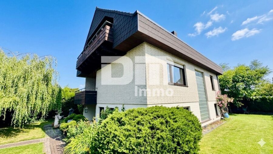 Großzügiges Einfamilienhaus in begehrter Lage mit Balkonen und Traumgarten + Terrasse - Rückansicht / Seitenansicht